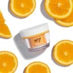 No7 Radiance+ Vitamin C Hydratant Éclaircissant – Image 2