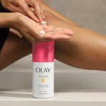 Olay Lait Corps Acide hyaluronique et vitamine B3 - 502ml – Image 3